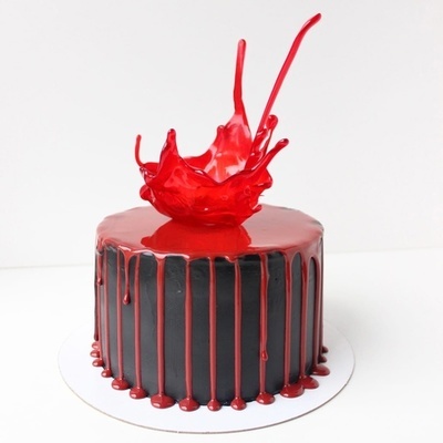 Торт с красными подтеками